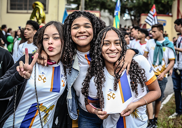 Em clima de festa, estudantes da Escola Estadual Liceu Cuiabano, Tomaram as ruas de Cuiabá.