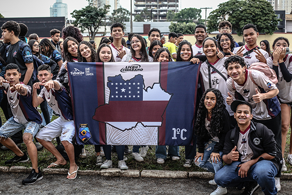 Em clima de festa, estudantes da Escola Estadual Liceu Cuiabano, Tomaram as ruas de Cuiabá.